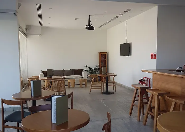 安芙拉套房酒店 Paphos