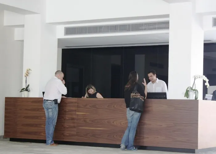 安芙拉套房酒店 Paphos