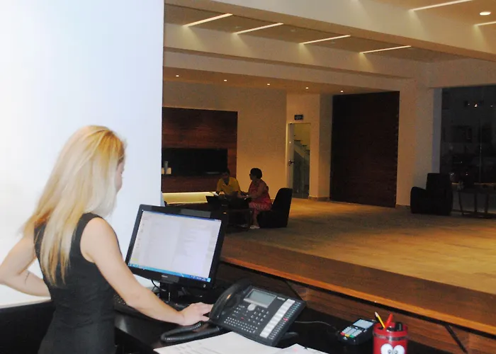 安芙拉套房酒店 4*