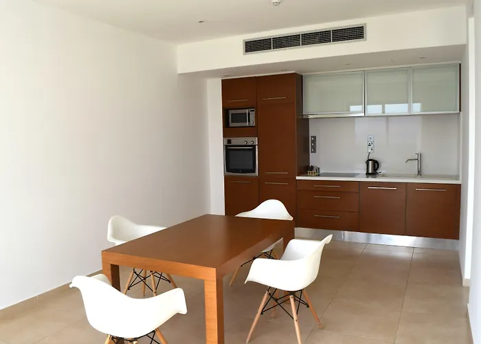 מלון Amphora & 4*